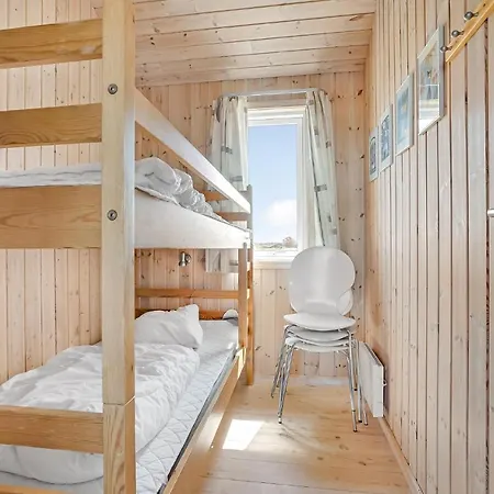 Amazing In Frstrup With 4 Bedrooms, Sauna And Wifi * Lild Strand